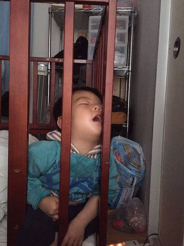 Cười không nhặt được mồm với 1001 dáng ngủ khó đỡ của con trẻ - Hình 3