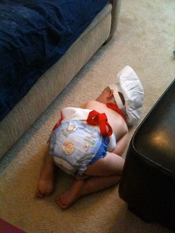 Cười không nhặt được mồm với 1001 dáng ngủ khó đỡ của con trẻ - Hình 9