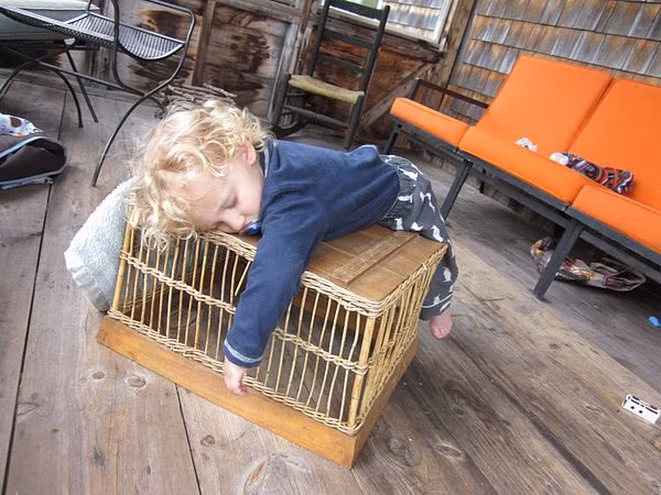 Cười không nhặt được mồm với 1001 dáng ngủ khó đỡ của con trẻ - Hình 11