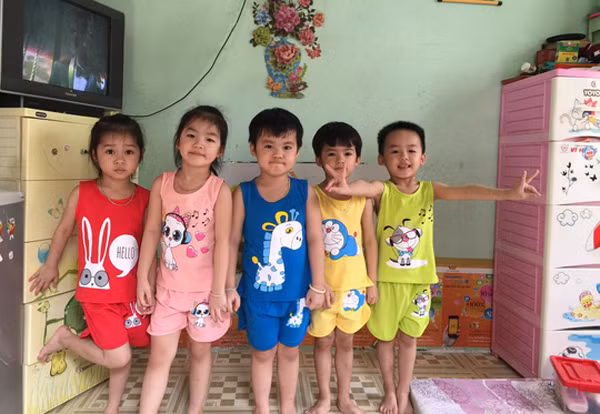 Ca sinh 5 đầu tiên ở Việt Nam bây giờ ra sao? Ca sinh 5 đầu tiên ở Việt Nam bây giờ ra sao?