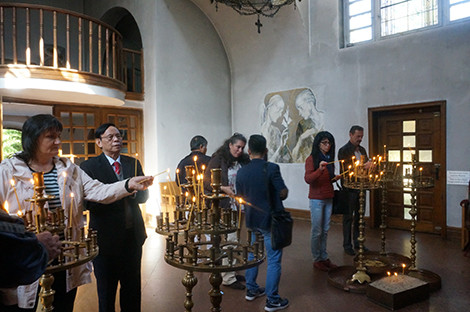 Du khách cầu ước những điều may mắn trong nhà thờ. Du khách cầu ước những điều may mắn trong nhà thờ.