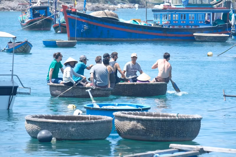 Nghề chèo thuyền thúng phục vụ du khách trên vịnh Nha Trang.
