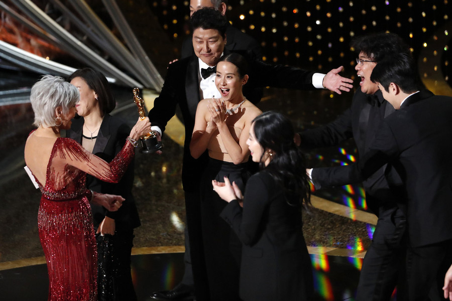 Niềm vui vỡ òa của đoàn làm phim "Ký sinh trùng" khi bộ phim giành tượng vàng hạng mục Phim hay nhất của Oscar lần thứ 92. Ảnh: Reuters Niềm vui vỡ òa của đoàn làm phim "Ký sinh trùng" khi bộ phim giành tượng vàng hạng mục Phim hay nhất của Oscar lần thứ 92. Ảnh: Reuters