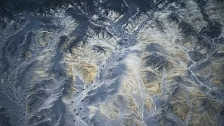 Bức hình chụp từ trên cao cho thấy những mảng màu nâu xám đầy bí ẩn và đe dọa.