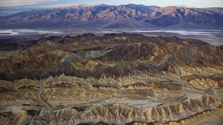 Vì nước ở đây quá mặn nên du khách có thể dễ dàng nổi trên mặt nước dù chẳng cần bơi