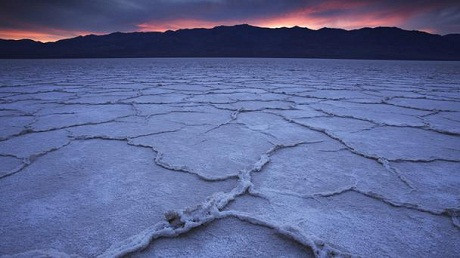Mặt đất ở vùng lòng chảo Badwater hoàn toàn bị muối bao phủ.