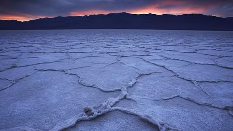Mặt đất ở vùng lòng chảo Badwater hoàn toàn bị muối bao phủ.