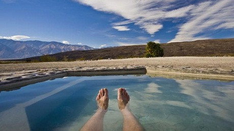 Vẻ đẹp “khó tin” ở... thung lũng Chết ảnh 4 Vì nước ở đây quá mặn nên du khách có thể dễ dàng nổi trên mặt nước dù chẳng cần bơi