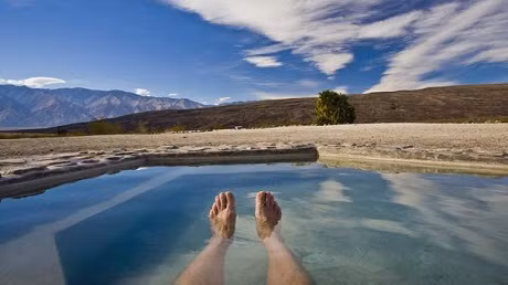 Vì nước ở đây quá mặn nên du khách có thể dễ dàng nổi trên mặt nước dù chẳng cần bơi