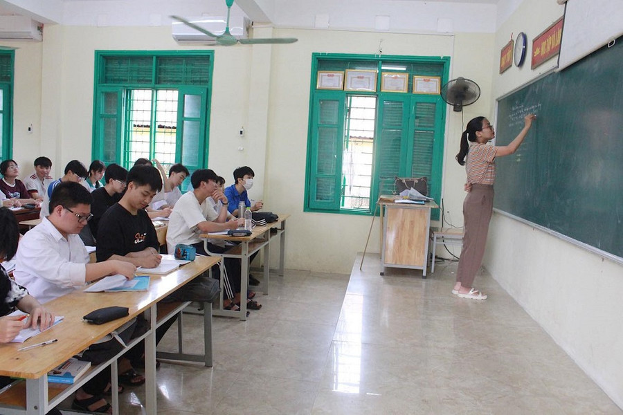 Cô và trò trường THPT Đại Từ, huyện Đại Từ, tỉnh Thái Nguyên trong giờ ôn tập môn Lịch Sử. Cô và trò trường THPT Đại Từ, huyện Đại Từ, tỉnh Thái Nguyên trong giờ ôn tập môn Lịch Sử.