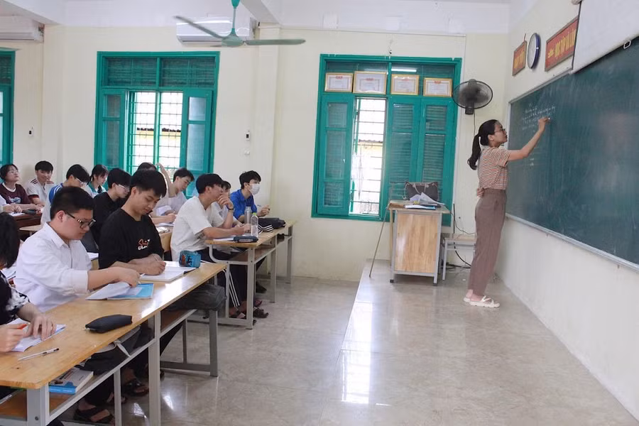 Cô và trò trường THPT Đại Từ, huyện Đại Từ, tỉnh Thái Nguyên trong giờ ôn tập môn Lịch Sử.