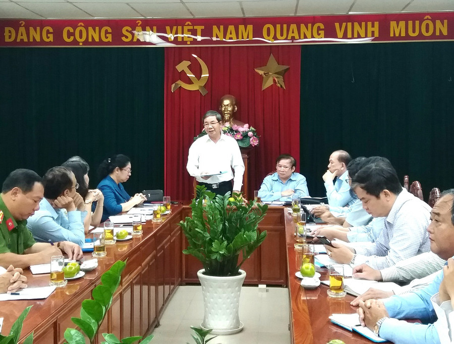 Ông Nguyễn Quốc Hùng- Phó chủ tịch UBND tỉnh đang báo cáo công tác chuẩn bị kỳ thi với Thứ trưởng Bùi Văn Ga Ông Nguyễn Quốc Hùng- Phó chủ tịch UBND tỉnh đang báo cáo công tác chuẩn bị kỳ thi với Thứ trưởng Bùi Văn Ga