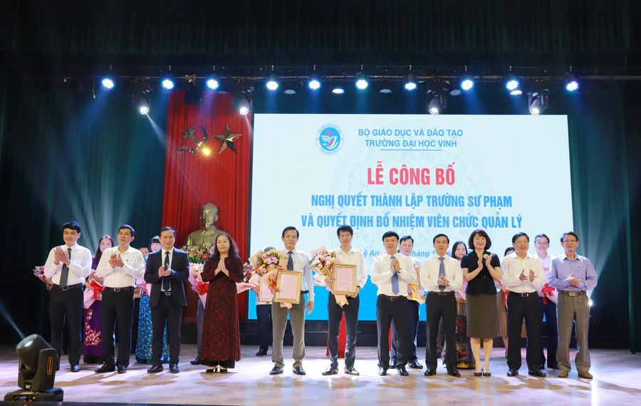 Lễ công bố thành lập Trường đại học sư phạm - Trường đại học Vinh.