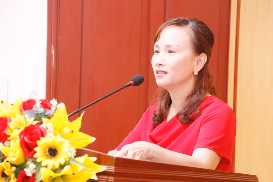 Bà Đặng Thị Quỳnh Diệp - Giám đốc Sở GD&amp;ĐT Hà Tĩnh đánh giá cao những thành tích mà Ngành giáo dục thành phố đạt được trong năm qua.