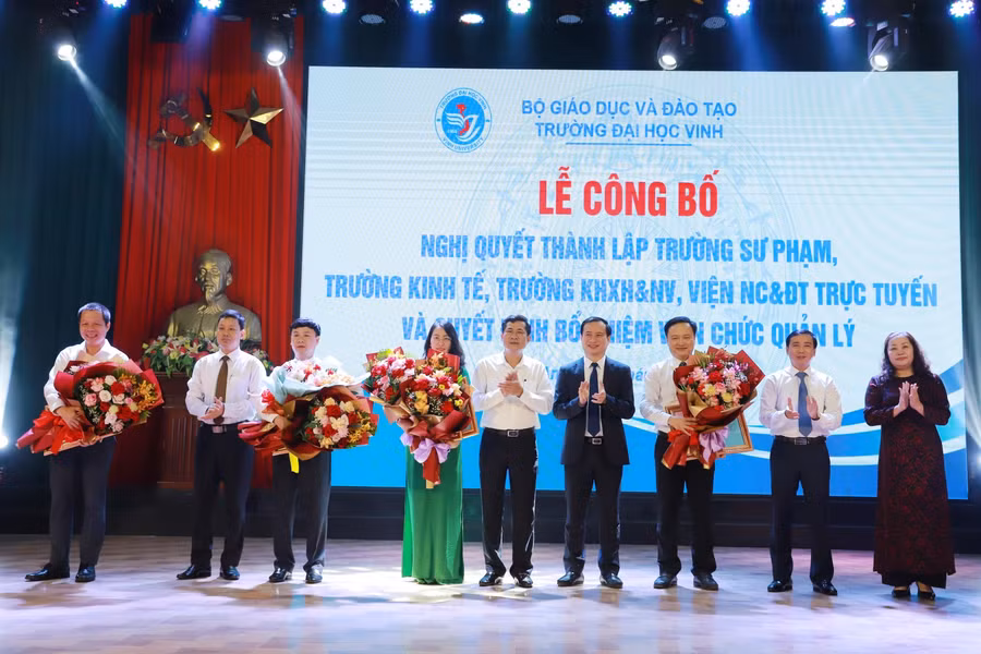 Lễ công bố Nghị quyết thành lập Trường đai học sư phạm - Trường đại học Vinh.