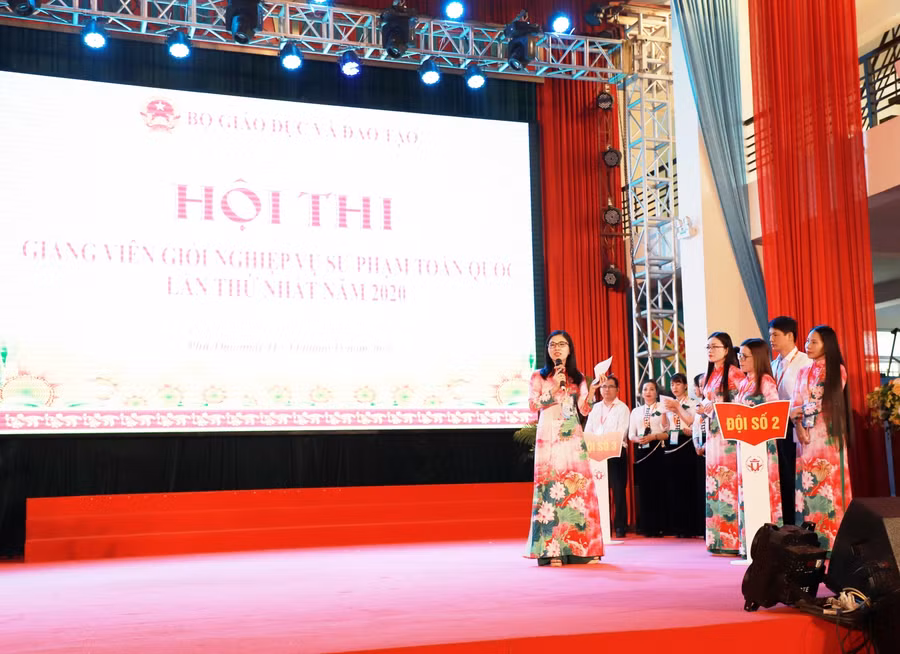 Giáo viên trong Hội thi giảng viên giỏi nghiệp vụ sư phạm toàn quốc.