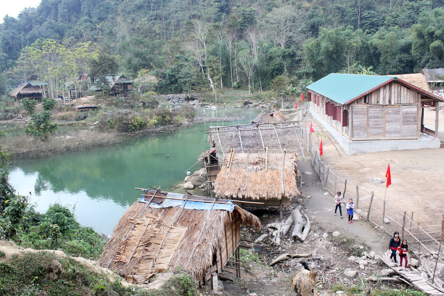 Lán tạm của học sinh ở quanh trường