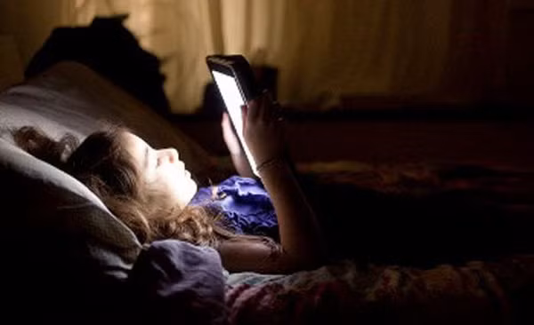 7 tác hại nghiêm trọng của điện thoại di động tới sức khỏe khi dùng cả ngày không rời