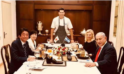 Thủ tướng Nhật Bản Shinzo Abe và phu nhân (trái) dùng bữa tối tại nhà riêng của Thủ tướng IsraelBenjamin Netanyahu cùng phu nhân (phải) hôm 2/5 với sự phục vụ của đầu bếp Segev Moshe (giữa). Thủ tướng Nhật Bản Shinzo Abe và phu nhân (trái) dùng bữa tối tại nhà riêng của Thủ tướng IsraelBenjamin Netanyahu cùng phu nhân (phải) hôm 2/5 với sự phục vụ của đầu bếpSegev Moshe (giữa). Ảnh: Instagram.