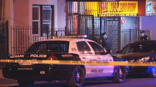 Nhảy nhót trên giường kê sát cửa sổ tầng 3, bé 6 tuổi bất ngờ văng ra ngoài