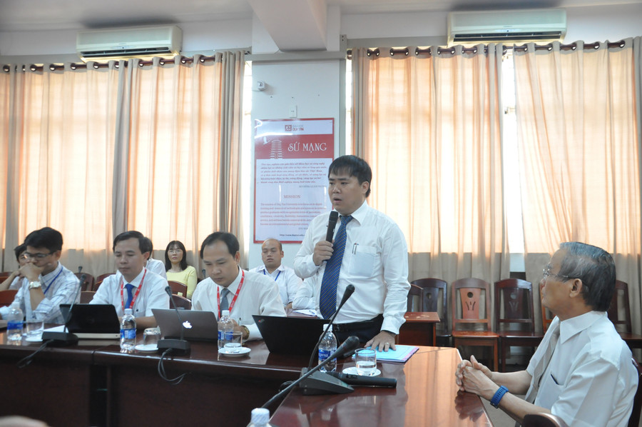 TS. Võ Thanh Hải - Phó Hiệu trưởng thường trực Trường ĐH Duy Tân báo cáo về các điều kiện đảm bảo chất lượng chung của nhà trường với Đoàn kiểm tra.