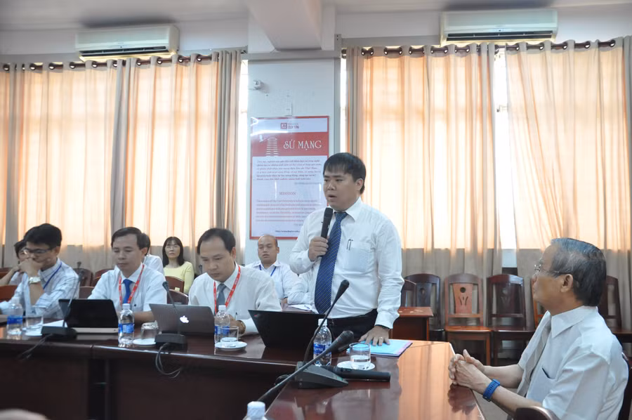 TS. Võ Thanh Hải - Phó Hiệu trưởng thường trực Trường ĐH Duy Tân báo cáo về các điều kiện đảm bảo chất lượng chung của nhà trường với Đoàn kiểm tra.