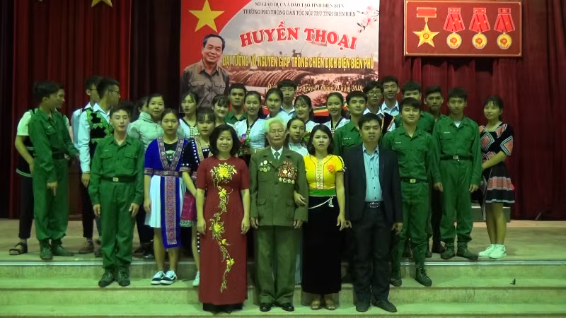 Giáo viên và học sinh nhà trường chụp ảnh lưu niệm cùng bác Phạm Đức Cư - nguyên chiến sĩ Đại đoàn 367- binh chủng phòng quân không quân