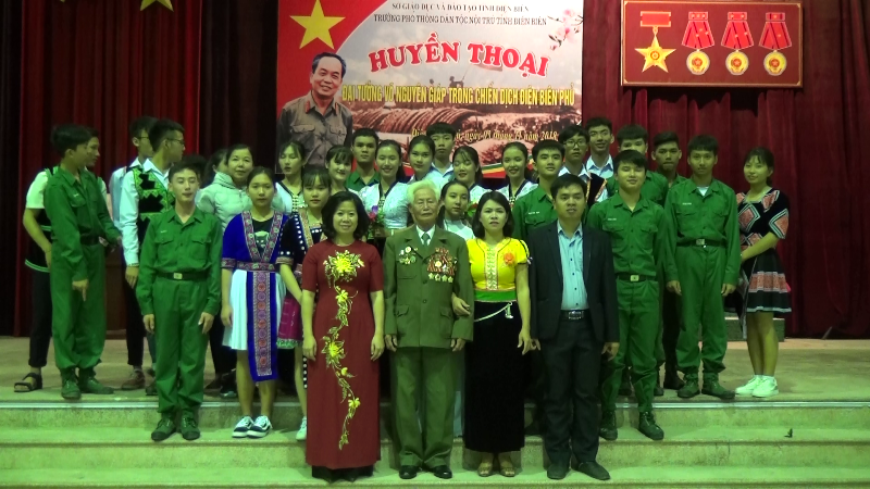 Giáo viên và học sinh nhà trường chụp ảnh lưu niệm cùng bác Phạm Đức Cư - nguyên chiến sĩ Đại đoàn 367- binh chủng phòng quân không quân Giáo viên và học sinh nhà trường chụp ảnh lưu niệm cùng bác Phạm Đức Cư - nguyên chiến sĩ Đại đoàn 367- binh chủng phòng quân không quân