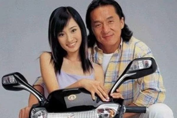 Hé lộ hình ảnh thời trẻ của Dương Mịch, dân mạng không ngớt lời khen ảnh 5 Hé lộ hình ảnh thời trẻ của Dương Mịch: Thân thiết với Thành Long, gương mặt nhỏ hơn cả Lưu Diệc Phi