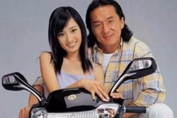 Hé lộ hình ảnh thời trẻ của Dương Mịch: Thân thiết với Thành Long, gương mặt nhỏ hơn cả Lưu Diệc Phi