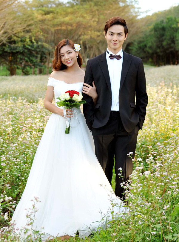 Chia sẻ vớiNgoisao.net,Jay Quân thừa nhận anh bị "khớp" khi chụp ảnh cưới với côgái khác trước mặt vợ con. "Có lẽ vì tôi là diễn viên mới nên còn khá e dè với các cảnh tình cảm. Gặp đúng ngày bà xã lên tận phim trường thăm, tôi như đơ luôn, không thể diễn được. Loay hoay khá lâu tôi mới hoàn thành nhiệm vụ. Ngược lại, Huyền Thanh không hề ghen mà chỉ cườikhi nhìn tôi tình tứ với Katleen", Jay Quân kể lại. Chia sẻ với Ngoisao.net, Jay Quân thừa nhận anh bị khớp khi chụp ảnh cưới với người con gái khác trước mặt vợ con. Có lẽ vì tôi là diễn viên mới nên còn khá e dè với các cảnh tình cảm. Gặp đúng ngày bà xã lên tận phim trường thăm tôi như đơ luôn, không thể diễn được. Loay hoay khá lâu tôi mới hoàn thành nhiệm vụ. Ngược lại, Huyền Thanh không hề ghen mà chỉ thấy cườikhi nhìn tôi tình tứ với Katleen, Jay Quân kể lại.