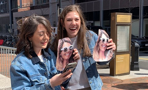 Người hâm mộ tập trung trước tòa ủng hộ Lori. Ảnh: Twitter.