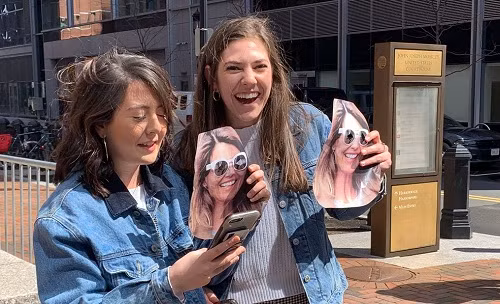 Ký tặng fan khi hầu tòa, sao "Full House" gây tranh cãi ảnh 1 Người hâm mộ tập trung trước tòa ủng hộ Lori. Ảnh: Twitter.