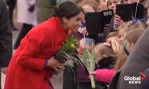 Meghan Markle diện trang phục đỏ - tím