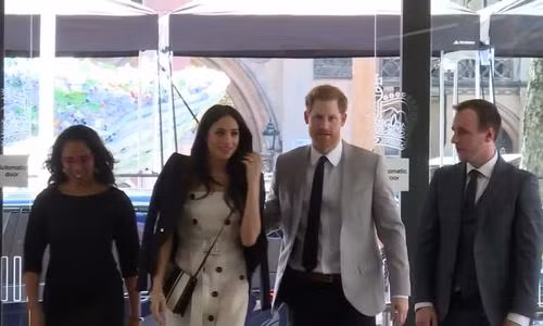 Meghan Markle diện váy kẻ sọc