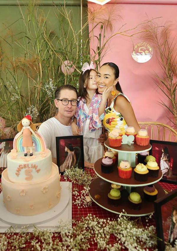 Trên trang cá nhân, Đoan Trang hạnh phúc chia sẻ những hình ảnh ấm áp của gia đình cô trong tiệc mừng bé Sol tròn 5 tuổi. Nữ ca sĩ còn khiến bạn bè, khán giả vui mừng khi viết: "Ngày sinh nhật của Sol cũng là ngày Sol được lên chức chị Hai, quả là một điều đặc biệt phải không?". Tuy nhiên sau đó, Đoan Trang đã đính chính rằng, bé Sol sinh vào ngày Cá tháng tư nên cô mới thực hiện "cú lừa ngoạn mục". Vợ chồng Đoan Trang mở tiệc mừng con gái tròn 5 tuổi - 2