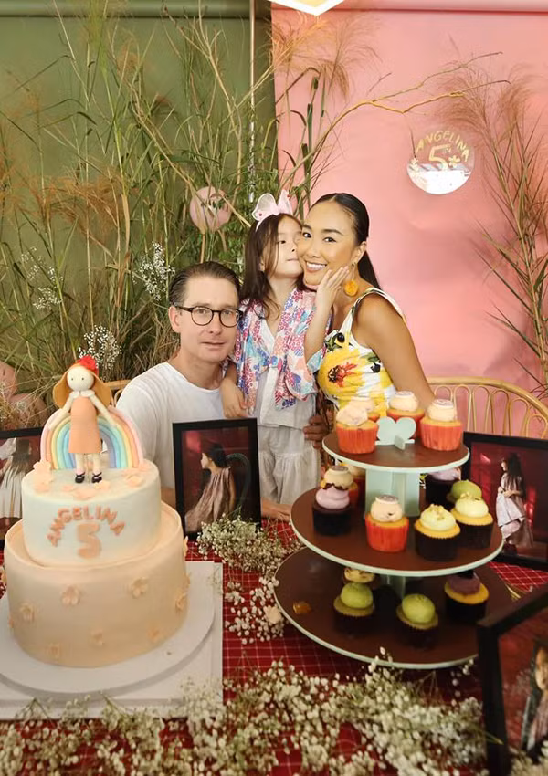 Trên trang cá nhân, Đoan Trang hạnh phúc chia sẻ những hình ảnh ấm áp của gia đình cô trong tiệc mừng bé Sol tròn 5 tuổi. Nữ ca sĩ còn khiến bạn bè, khán giả vui mừng khi viết: "Ngày sinh nhật của Sol cũng là ngày Sol được lên chức chị Hai, quả là một điều đặc biệt phải không?". Tuy nhiên sau đó, Đoan Trang đã đính chính rằng, bé Sol sinh vào ngày Cá tháng tư nên cô mới thực hiện "cú lừa ngoạn mục". Vợ chồng Đoan Trang mở tiệc mừng con gái tròn 5 tuổi - 2
