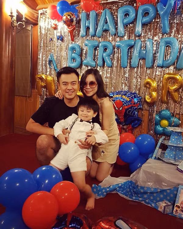 Gia đình Tuấn Tú trong dịp sinh nhật con trai hồi tháng 8/2018. Gia đình Tuấn Tú trong dịp sinh nhật con trai hồi tháng 8/2018.
