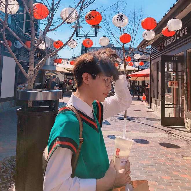 Hội con nhà giàu Việt đón chào thành viên mới: 15 tuổi đã cực kì bảnh bao, đẹp trai như idol Hàn Quốc - Ảnh 8. Hội con nhà giàu Việt đón chào thành viên mới: 15 tuổi đã cực kì bảnh bao, đẹp trai như idol Hàn Quốc - Ảnh 8.