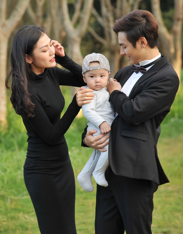 [Caption]Chuyến thăm ngẫu hứng của bà xã và con trai khiến Jay Quân vỡ òa trong bất ngờ. Không động lực nào cổ vũ chàng diễn viên điển trai hiệu quả hơn sự hiện diện của hai mẹ con. Mặc dù lên Đà Lạt để chứng kiến cảnh chồng diện đồ cưới với cô gái khác nhưng Chúng Huyền Thanh không hề giận dỗi mà còn coi đây là kỷ niệm đáng nhớ với cả gia đình.