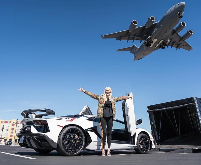 Tài khoản Instagram Super rich kid hiện thu hút gần 90.000 lượt theo dõi. Đây được xem như nơi tập hợp của những bạn trẻ siêu giàu trên thế giới. Các hình ảnh về cuộc sống hào nhoáng, xa hoa còn hơn cả hội rich kid thông thường khiến dân mạng choáng ngợp. Cuoc song sang chanh cua