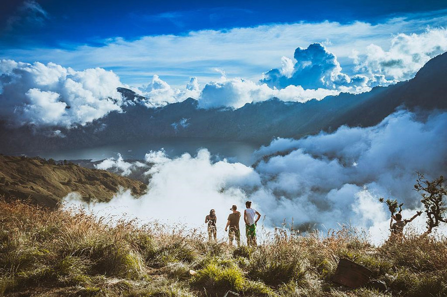 Núi lửa Rinjani, Lombok, Indonesia (8-10 triệu/3 ngày, 2 đêm): Cao 3.726 m, Rinjani là ngọn núi lửa đang hoạt động nằm trên hòn đảo Lombok, Indonesia. Với quang cảnh hùng vĩ tráng lệ, nơi đây là điểm đến hấp dẫn của du khách yêu thích mạo hiểm và những tay nhiếp ảnh muốn khám phá vẻ đẹp bí ẩn của thiên nhiên. Bên trong lòng núi là hồ nước Segara Anak mang màu xanh ngọc bích góp phần tạo nên khung cảnh đẹp như tranh vẽ níu chân du khách. Ngoài việc chiêm ngưỡng vẻ đẹp mẹ thiên nhiên ban tặng, bạn cũng có thể thử một lần cắm trại qua đêm, câu cá hay tắm suối nước nóng để rũ bỏ những ngày tháng mệt nhọc. Ảnh: Trekkinglombok. Chi 10 trieu dong, tu tin du lich nhung diem den nuoc ngoai duoi day hinh anh 3