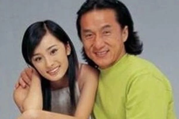 Hé lộ hình ảnh thời trẻ của Dương Mịch, dân mạng không ngớt lời khen ảnh 4 Hé lộ hình ảnh thời trẻ của Dương Mịch: Thân thiết với Thành Long, gương mặt nhỏ hơn cả Lưu Diệc Phi