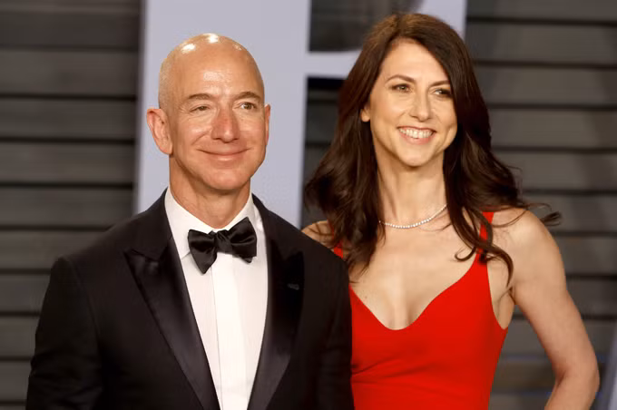 Sau khi được chồng chia tài sản, bà MacKenzie trở thành người phụ nữ giàu thứ 3 thế giới và cổ đông lớn thứ ba của Amazon. Ảnh: AP. 