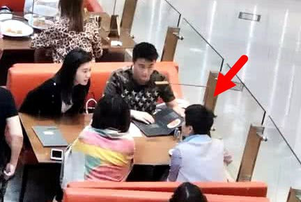 Sau chàng rể Harvard xịn, gia tộc trùm sòng bài Macau chuẩn bị có con dâu là chân dài Victorias Secret? - Ảnh 2. Sau chàng rể Harvard xịn, gia tộc trùm sòng bài Macau chuẩn bị có con dâu là chân dài Victorias Secret? - Ảnh 2.