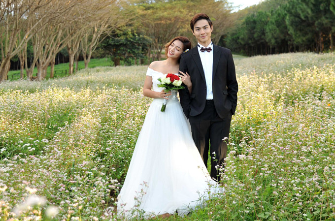 [Caption] Mẫu bạn trai làm Kat ấn tượng nhất đó là 2 từ bản lĩnh, về nhan sắc thì em chưa từng xem nó như 1 tiêu chuẩn để chọn người yêu nhưng bản lĩnh là điều không thể thiếu. Trong tình cảm, Kat quan tâm vào sự tương đồng về quan điểm và cách sống hơn, bất kể ngành nghề nào. 2. Gia đình từ trước đến giờ chưa cấm cản Kat về tình cảm tuy nhiên vẫn luôn nhắc nhở rằng ở lứa tuổi trẻ nên quan tâm vào phát triển con đường sự nghiệp ổn định. 3. bản thân Kat là diễn viên trẻ và theo quan niệm của em nghệ thuật thì luôn là sự thử thách, khám phá. Thế nên nếu cảnh nóng để nhằm mục đích truyền tải hình ảnh nhân vật, tác phẩm tốt hơn, em vẫn có thể xem xét . Việc đóng cảnh nóng vì mục đích nghệ thuật và cởi áo quần để gây sự chú ý theo em là hai phạm trù khác nhau. Mỗi diễn viên sẽ có những sự lựa chọn khác nhau và tất nhiên họ cũng sẽ phải nhận lấy những điều tích cực hay tiêu cực từ chính những quyết định của họ. Em không nhận xét hay bình phẩm, nhưng với bản thân, em nghĩ mình có đủ sự tỉnh táo để cân nhắc khi đứng trước những trường hợp tương tự.