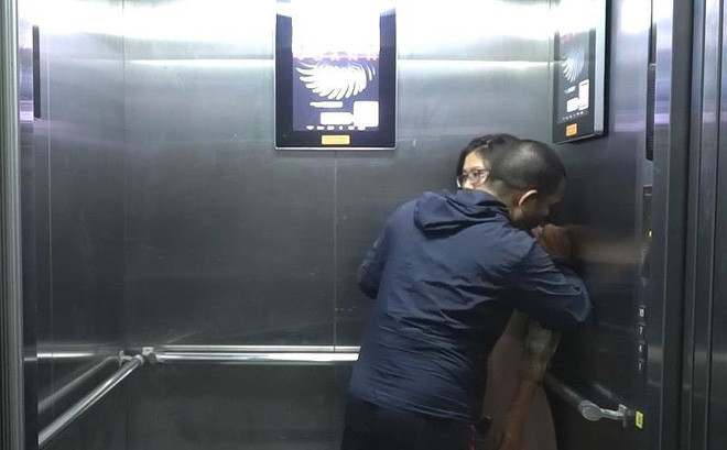 Những cách phòng vệ cho chị em phụ nữ khi đi thang máy một mình không may gặp biến thái Những cách phòng vệ cho chị em phụ nữ khi đi thang máy một mình không may gặp biến thái