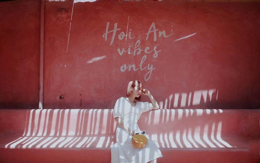 Bạn gái Phở Đặc Biệt còn khám phá ra điểm chụp hình đẹp và mới tại Hội An. Không phải là tường vàng, một góc tường hồng pastel trong quán cà phê ở Hội An làm nên background mơ màng cho hot girl 9X. SunHT. Hoc cach