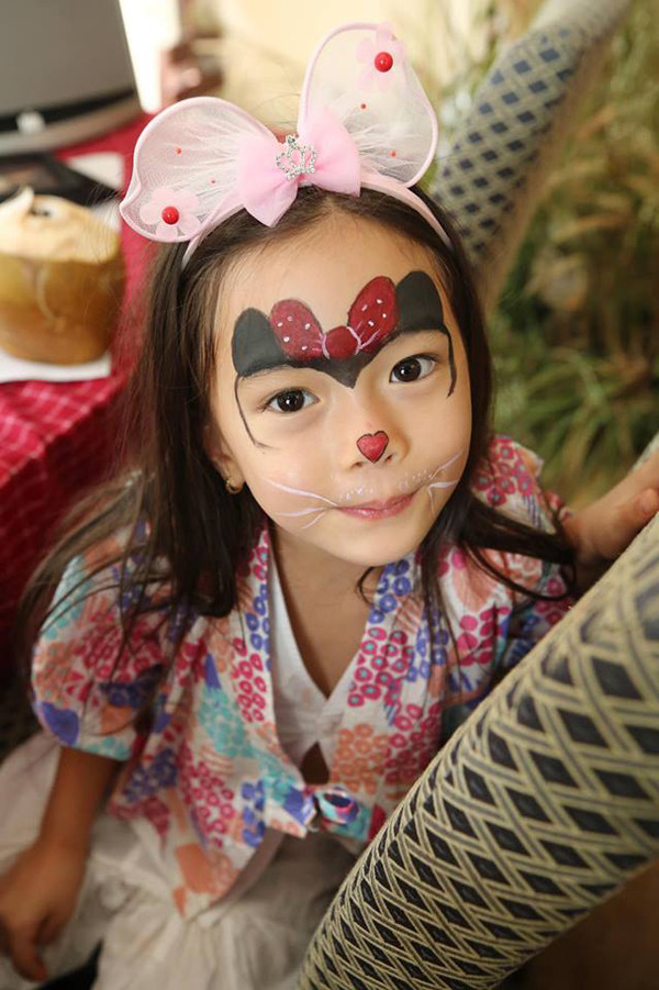 Từ lúc biết "làm đỏm", con gái Đoan Trang đã thích tạo dáng chụp hình. Không ít lần cô nhóc khiến mẹ ngạc nhiên về biểu cảm trước ống kính. Vợ chồng Đoan Trang mở tiệc mừng con gái tròn 5 tuổi - 8