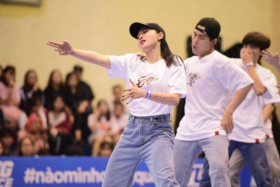 Nam sinh, nữ sinh hàng loạt Đại học lớn ở Hà Nội thi nhau đọ sắc: Trường nào nhiều trai xinh gái đẹp nhất? - Ảnh 1.